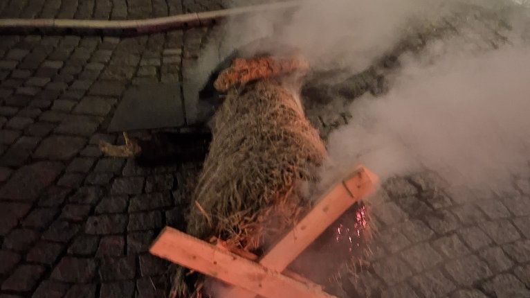 Mladíci v Kroměříži zapálili betlém, hrozí jim pokuta 50 tisíc